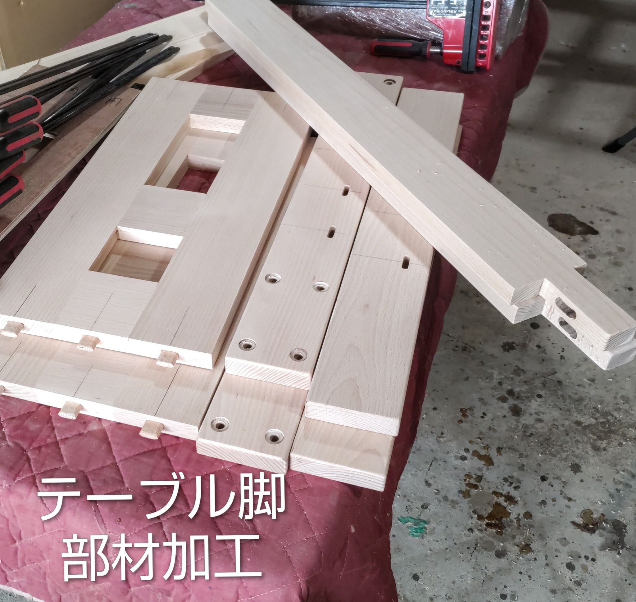 注文テーブルの脚を制作するために加工した部材と工具